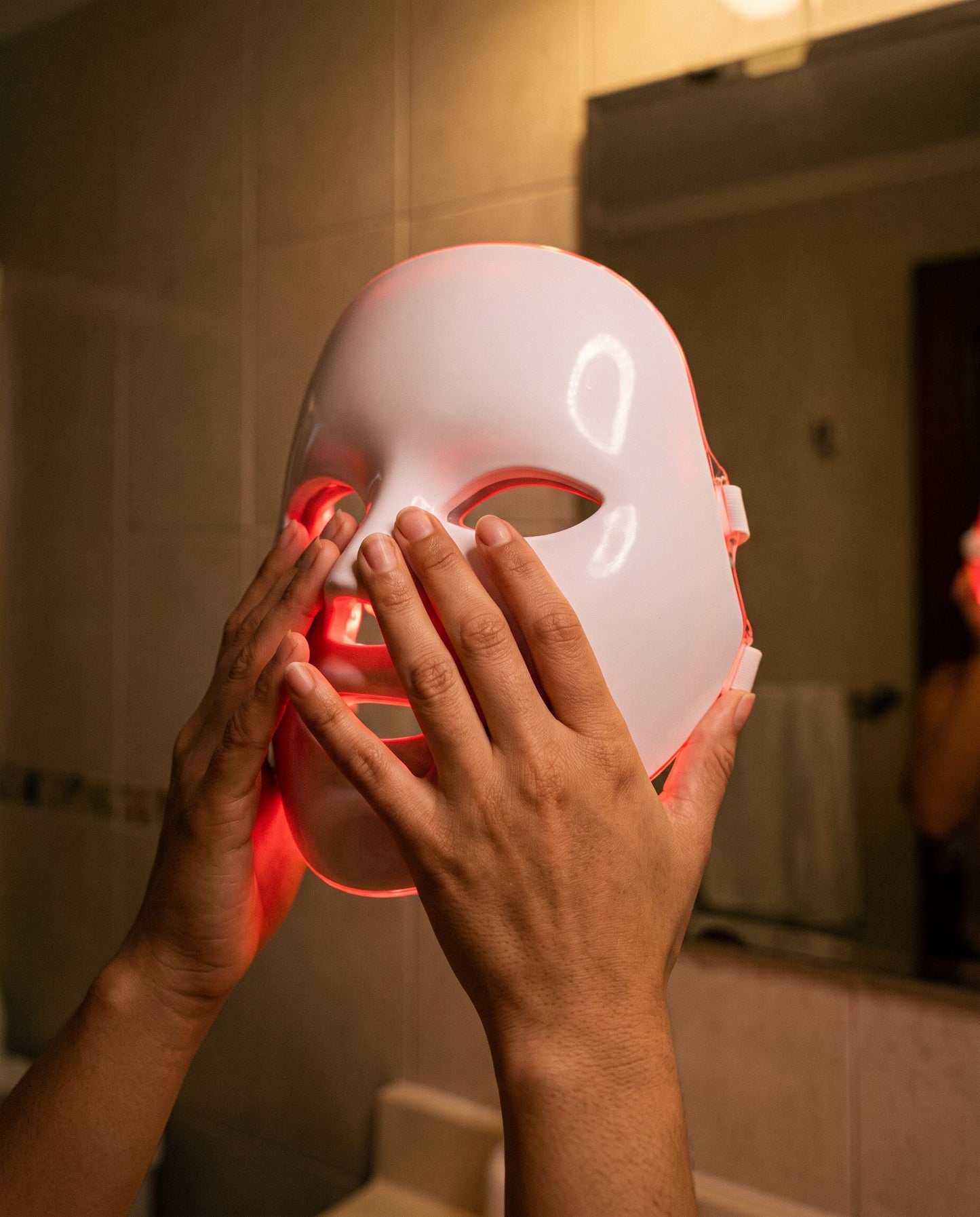 Mujer sosteniendo la mascara LED Alivia Lumina