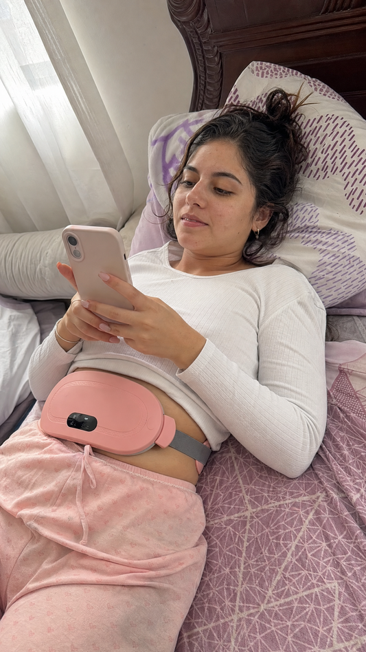 Mujer usando el Cinturón Anticólicos Alivia en la cama